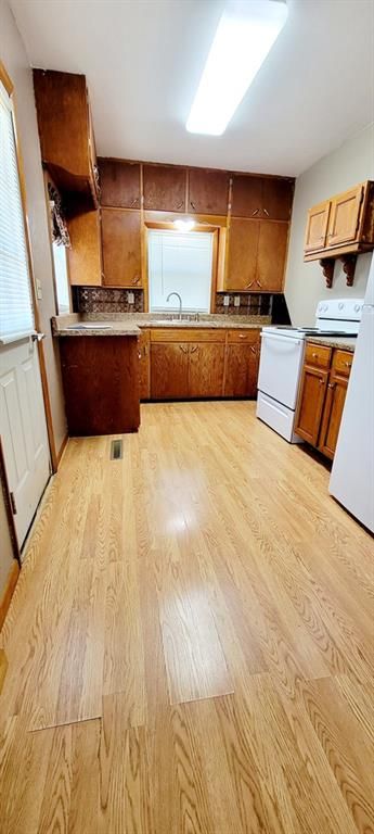 14 N Preston St, Kincaid, KS 66039