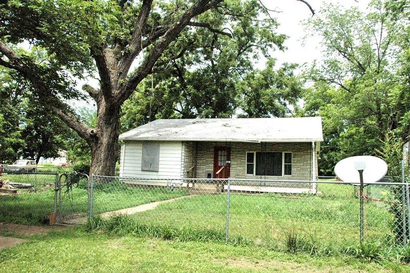 1203 Clark Ave, Parsons, KS 67357