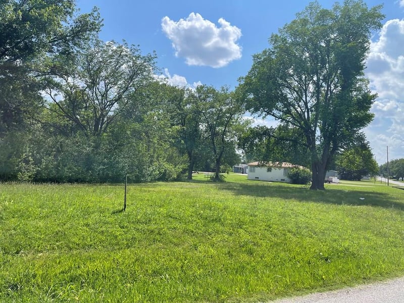 607 E 14th St, Chanute, KS 66720