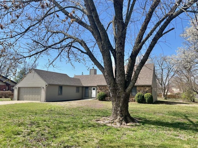 112 Crestview Dr, Parsons, KS 67357