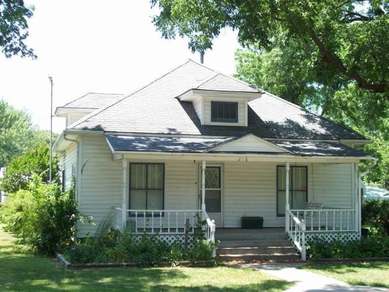 216 Wabash Ave, Altamont, KS 67330