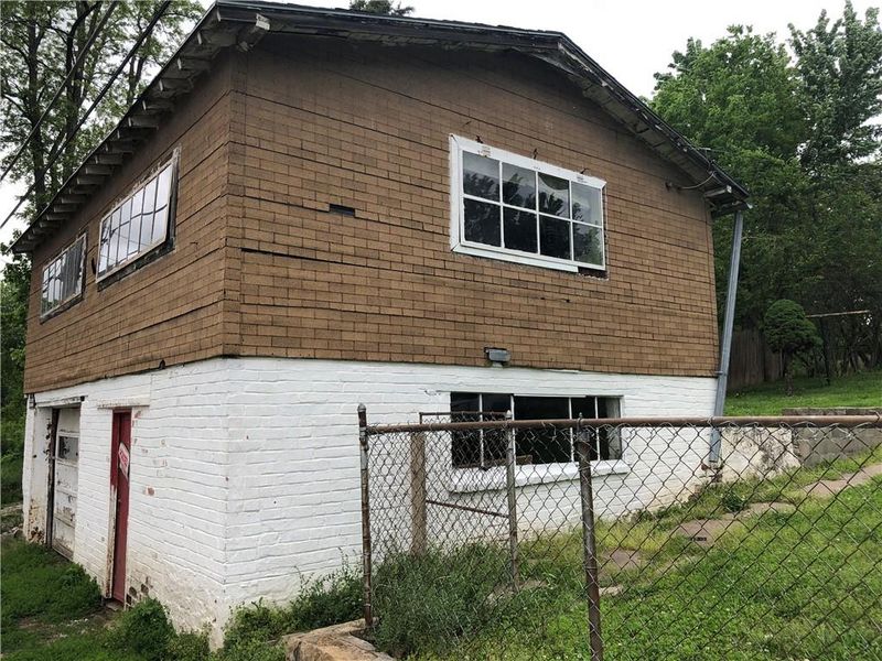 1112 E Highland Ave, St Joseph, MO 64505