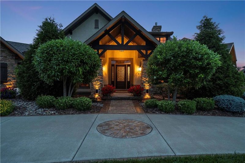 325 NW Thoreau Ct, Lee's Summit, MO 64081