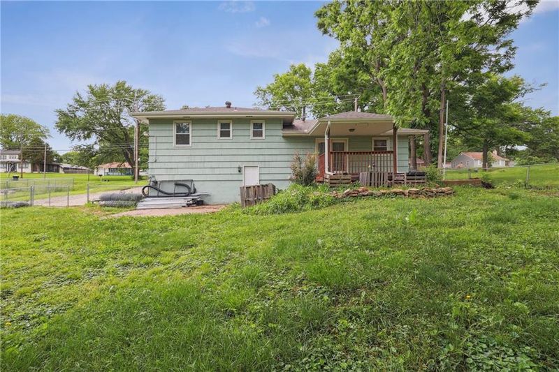 8907 Leeds Rd, Kansas City, MO 64129