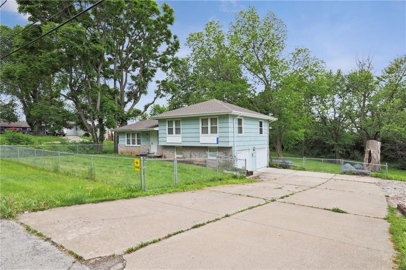 8907 Leeds Rd, Kansas City, MO 64129
