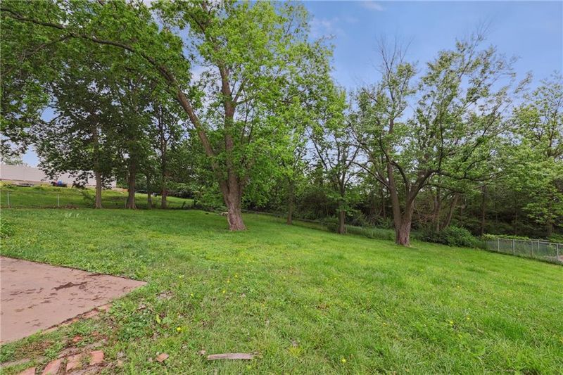 8907 Leeds Rd, Kansas City, MO 64129