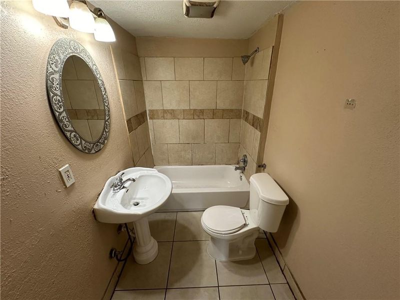 8537 Wayne Ave, Kansas City, MO 64131