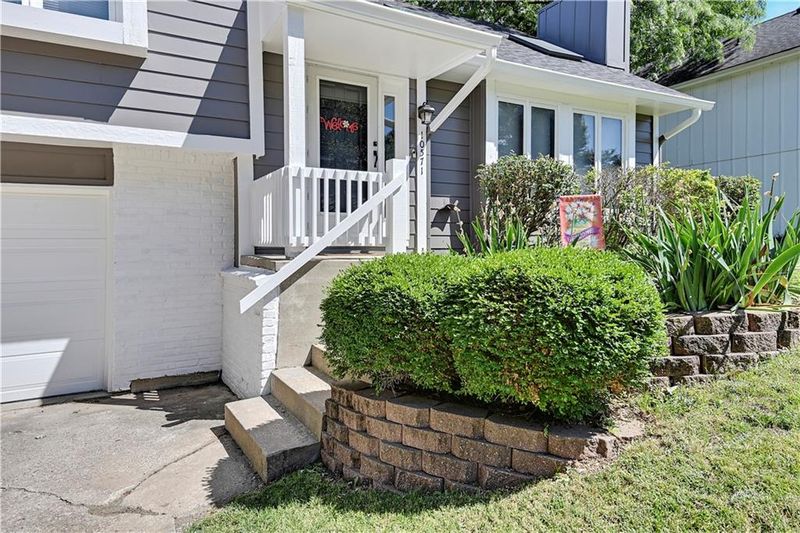 10571 Bradshaw St, Overland Park, KS 66215