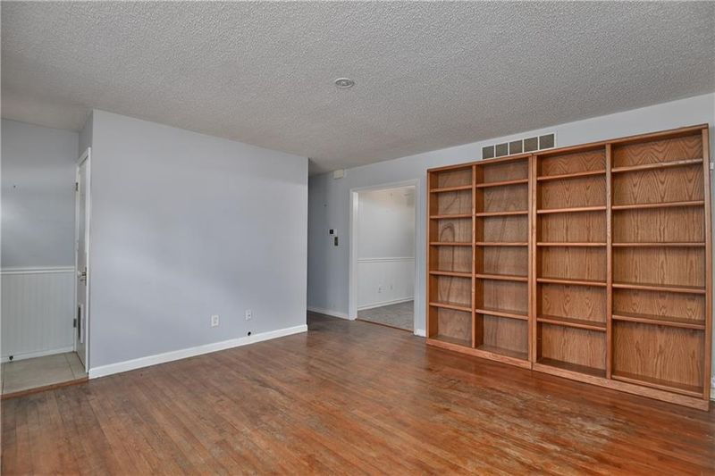 8218 Marty St, Overland Park, KS 66204