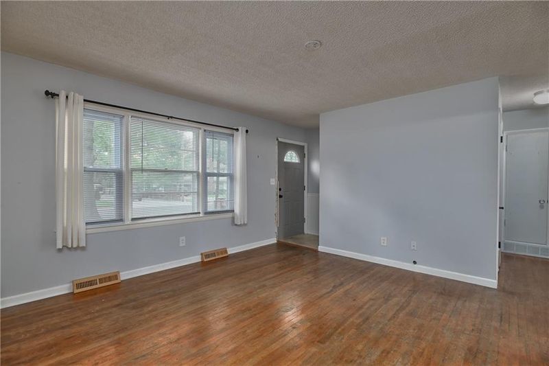 8218 Marty St, Overland Park, KS 66204