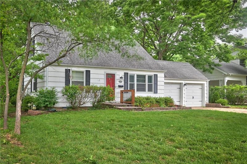 8218 Marty St, Overland Park, KS 66204