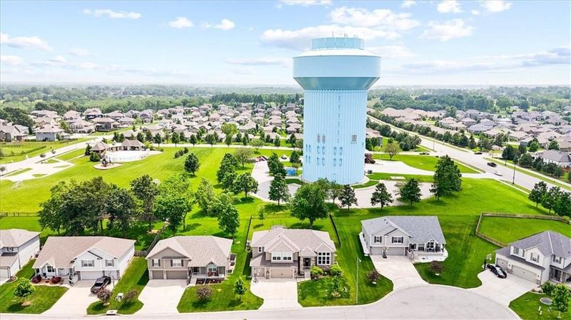 908 SE Forest Ridge Ct, Blue Springs, MO 64014