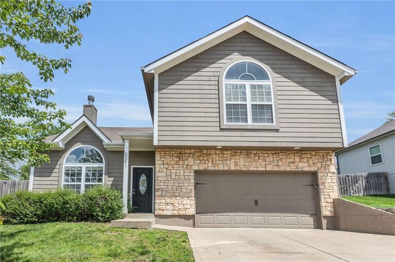 25708 E 33rd Ter S, Blue Springs, MO 64015