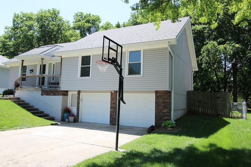 216 SE Colony Dr, Lee's Summit, MO 64063