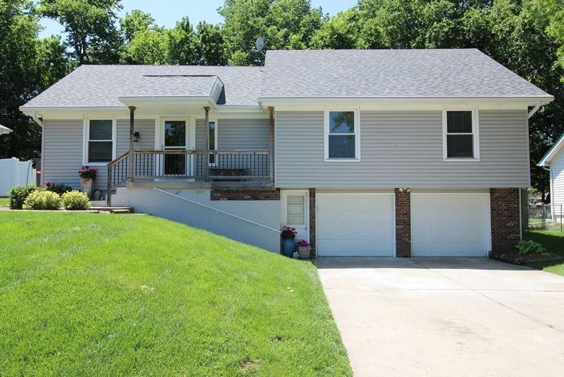 216 SE Colony Dr, Lee's Summit, MO 64063