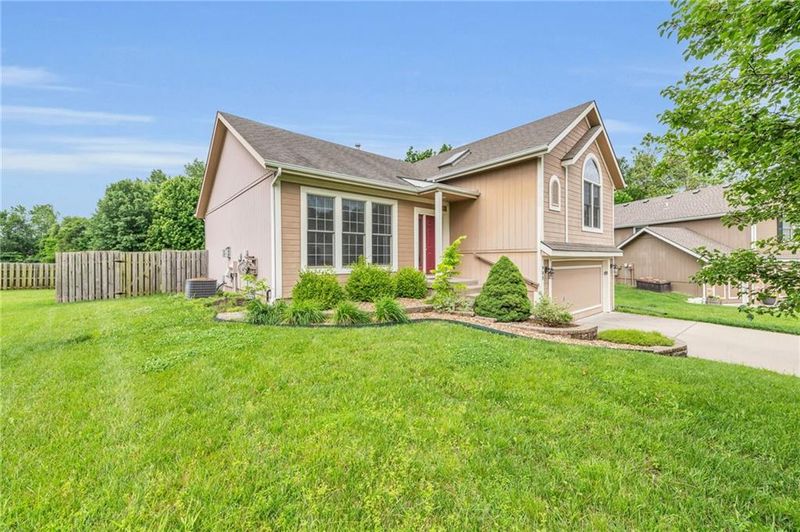 905 NW 110th St, Kansas City, MO 64155