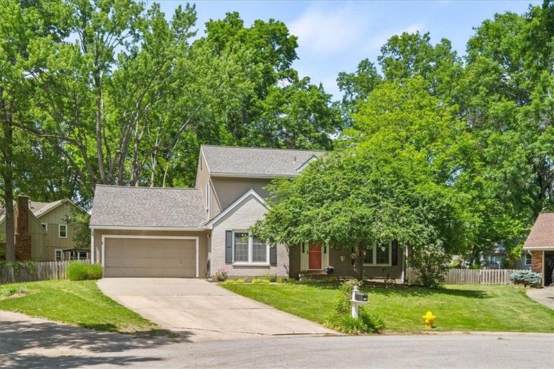 306 Oak Tree Ct, Lee's Summit, MO 64086