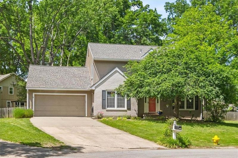 306 Oak Tree Ct, Lee's Summit, MO 64086