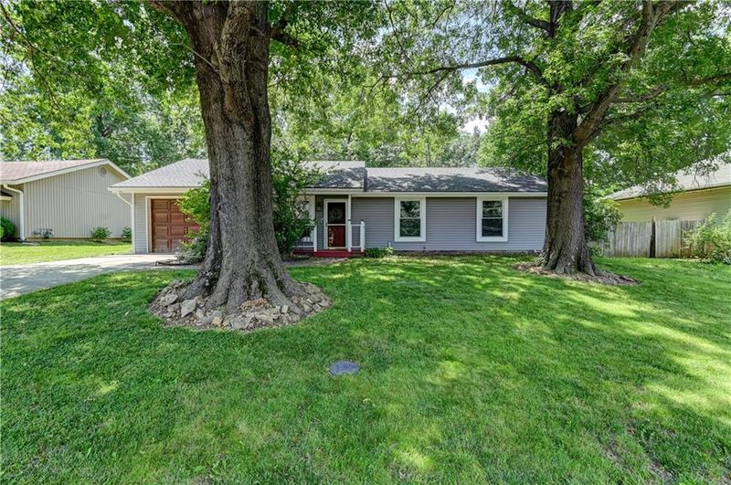 8429 NW 68th St, Kansas City, MO 64152