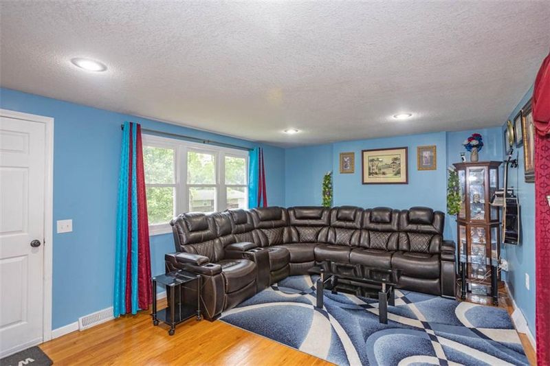 7915 Armstrong Ave, Kansas City, KS 66112