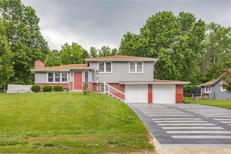7915 Armstrong Ave, Kansas City, KS 66112