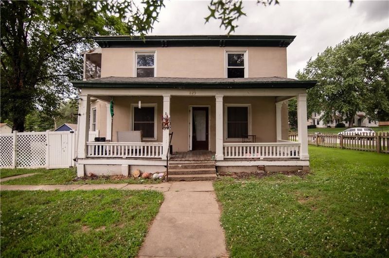 825 N 10th St, Atchison, KS 66002