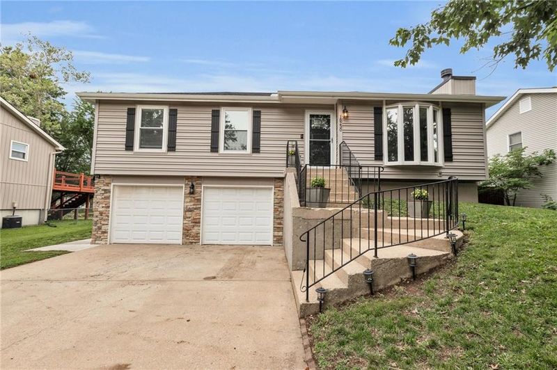 18230 S Troost St, Olathe, KS 66062