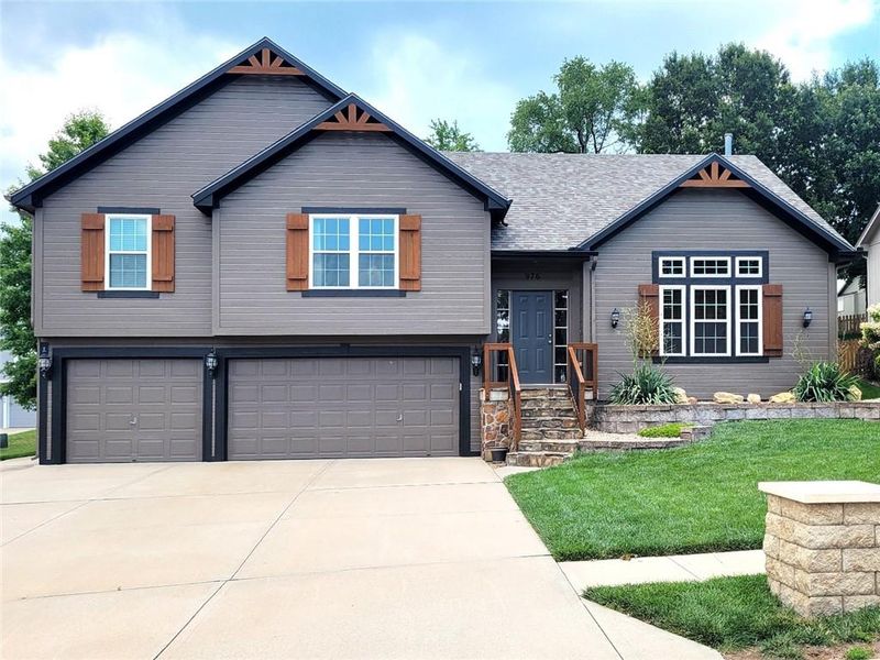 976 Holly Dr, Liberty, MO 64068