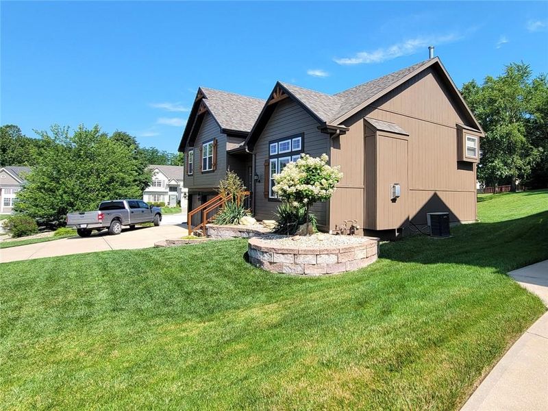 976 Holly Dr, Liberty, MO 64068