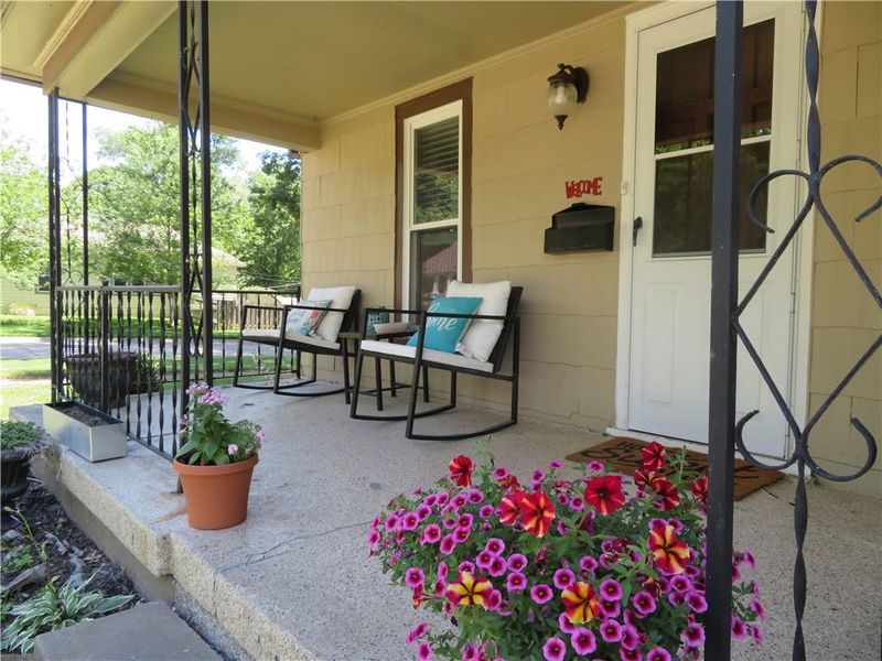 209 E Shawnee St, Paola, KS 66071