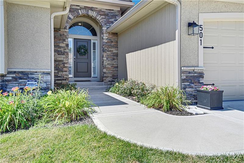 501 NE Wenonga Pl, Lee's Summit, MO 64064