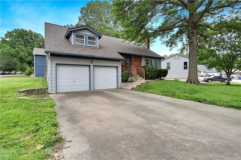 126 Nelson Cir, Olathe, KS 66061