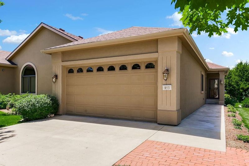 853 Coving Dr, Lawrence, KS 66049