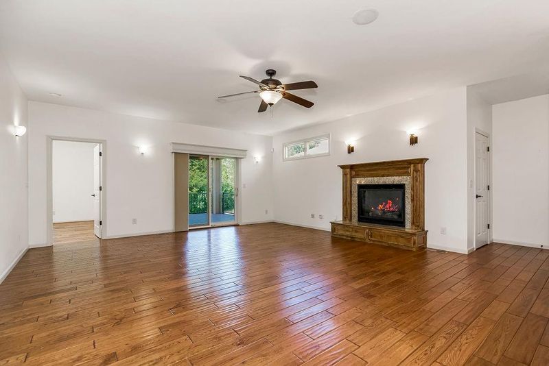 853 Coving Dr, Lawrence, KS 66049