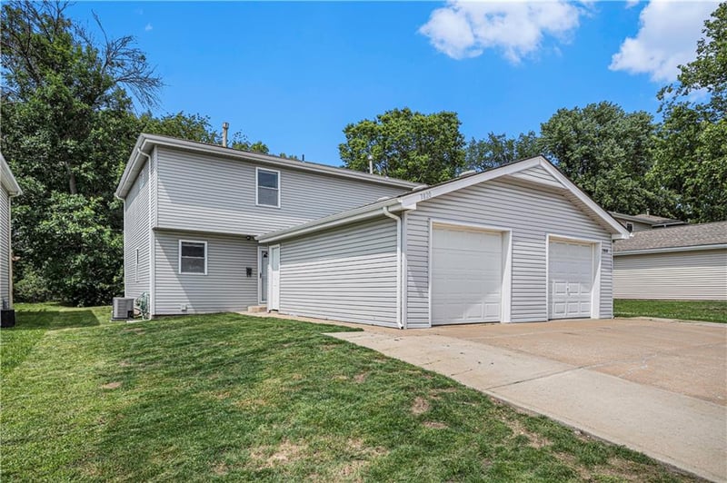 7818-7820 W 61st Ter, Overland Park, KS 66202