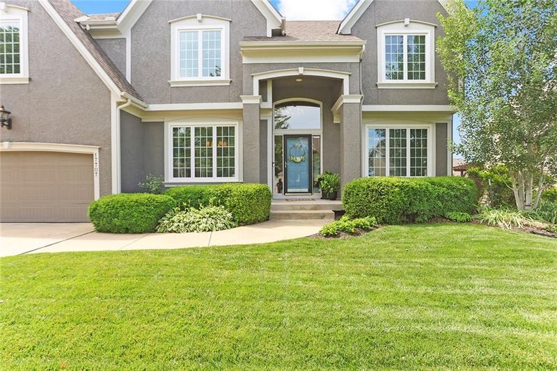 17707 Penrose Ln, Lenexa, KS 66219