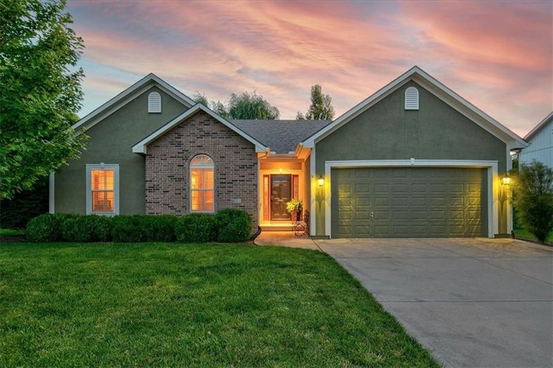 804 NE Carousel Ln, Lee's Summit, MO 64086