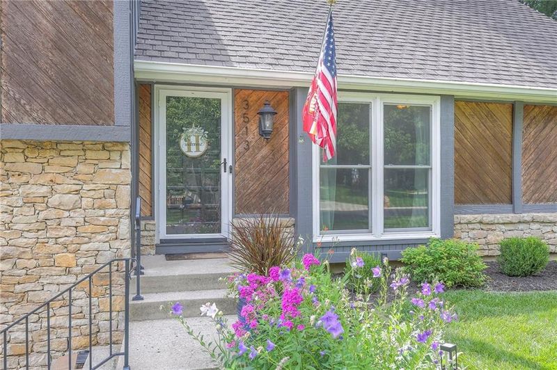 3513 NE Logwood Cir, Lee's Summit, MO 64064