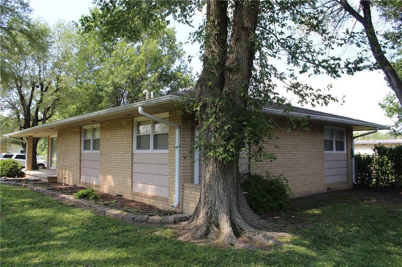 1104 N Walnut St, Iola, KS 66749