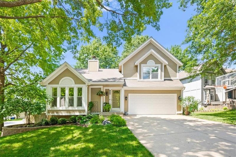 950 E Cavendish Trl, Olathe, KS 66061
