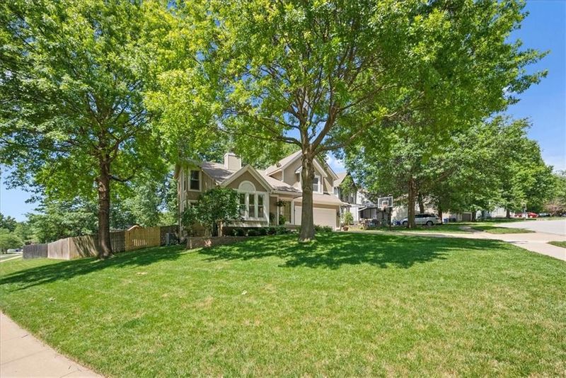 950 E Cavendish Trl, Olathe, KS 66061