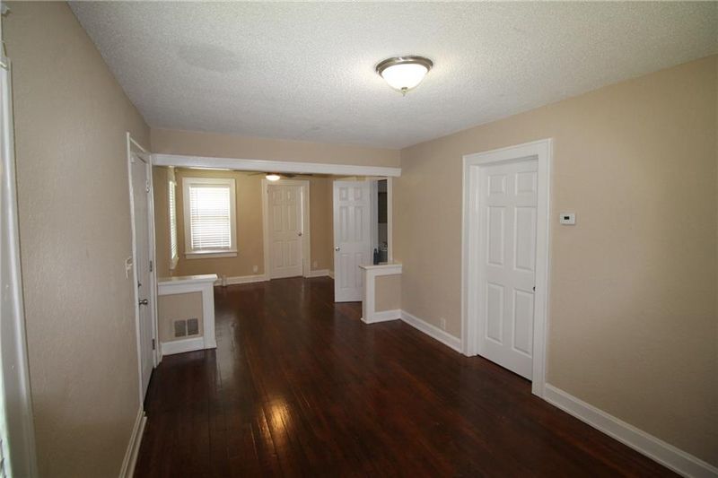 3816 E 68th St, Kansas City, MO 64132