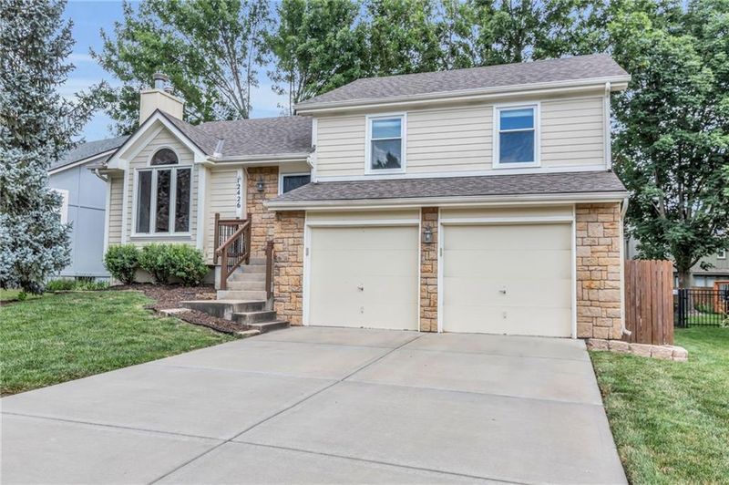 12426 S Alden Cir, Olathe, KS 66062