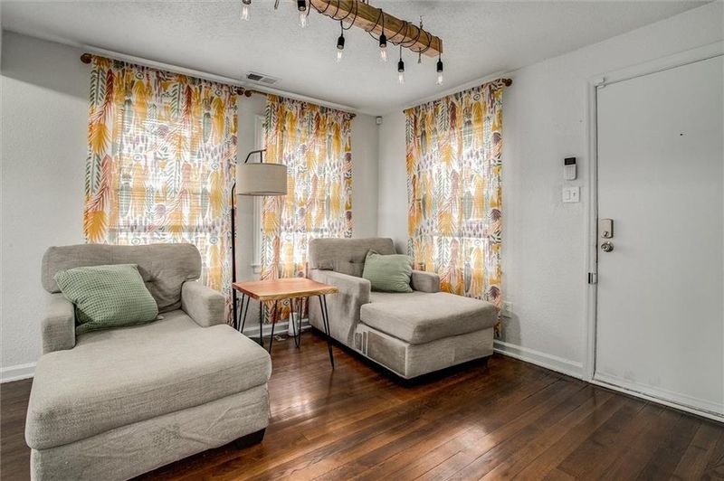 8205 Locust St, Kansas City, MO 64131