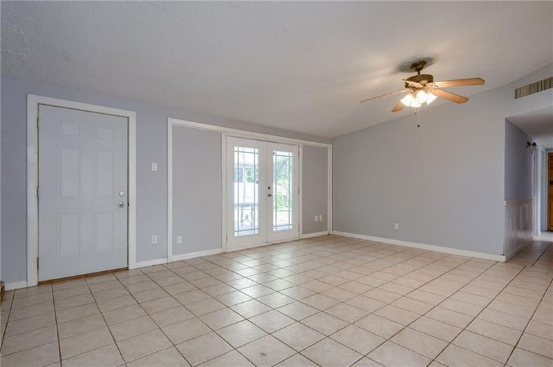 1301 NE 66th St, Gladstone, MO 64118
