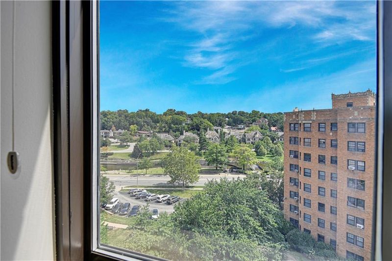 803 W 48 St #806, Kansas City, MO 64112