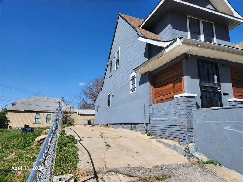 2206 E 30th St, Kansas City, MO 64109