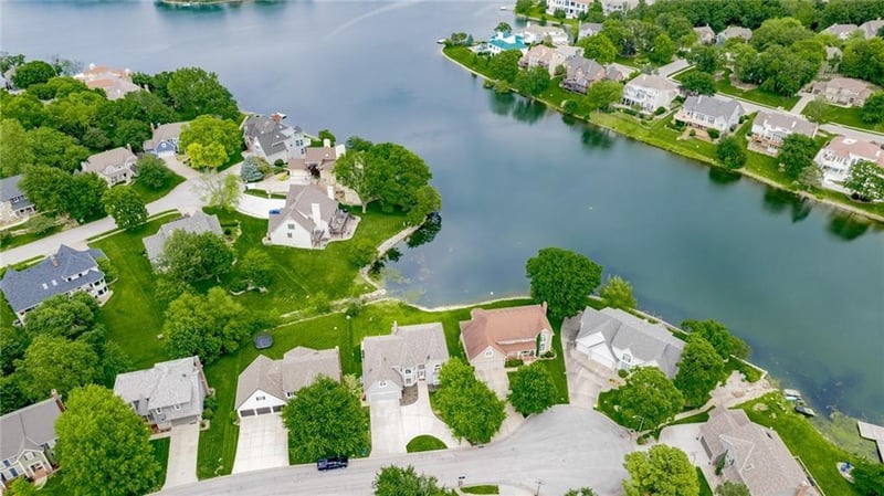 324 Warrington Ct, Lee's Summit, MO 64064