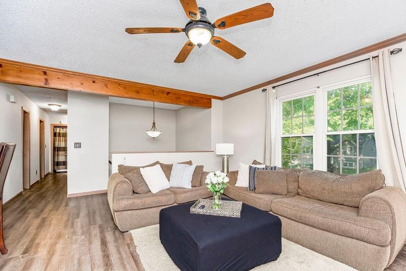 6623 Sioux Dr, Kansas City, MO 64152