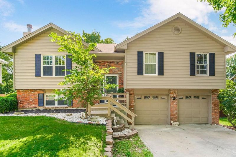 6623 Sioux Dr, Kansas City, MO 64152